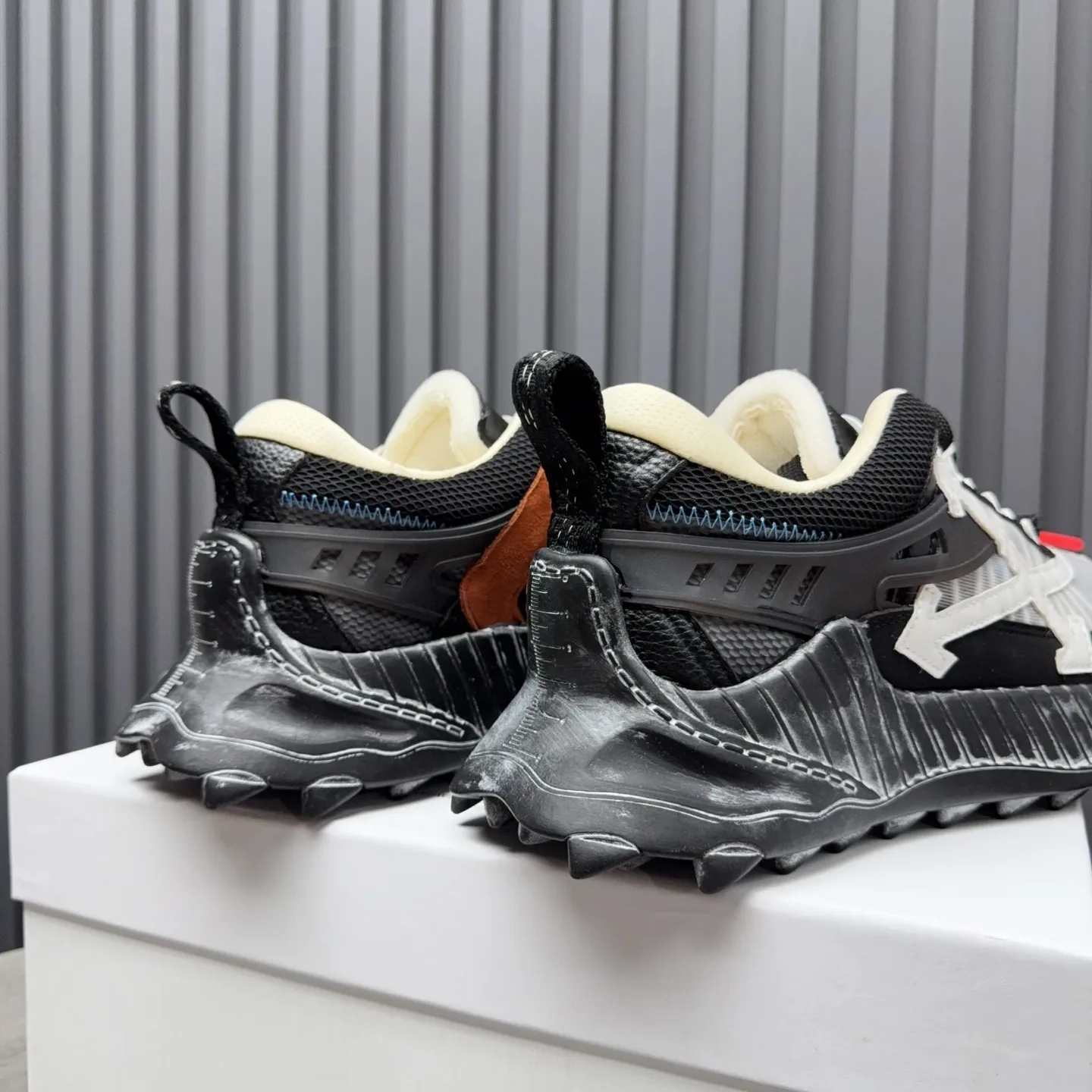 【OFF WHITE】P: 680💰Couple model, Size: Female 35-40; Male 39-44 (customized at 45.46) 2025SS trendy brand OFF WHITE classic popular model, combined outsole, official website original 1:1 developed top-level copy, ️Selected imported high-mercerized matte cowhide splicing breathable mesh ✔️Breathable lining, breathable and comfortable, simple and personalized design, official website rubber outsole.